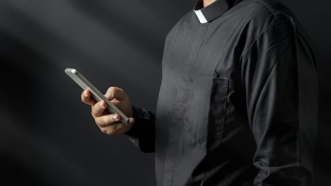 Vádat emeltek a pennsylvaniai pap ellen, aki mobiljátékos vásárlásra költötte a plébánia pénzét