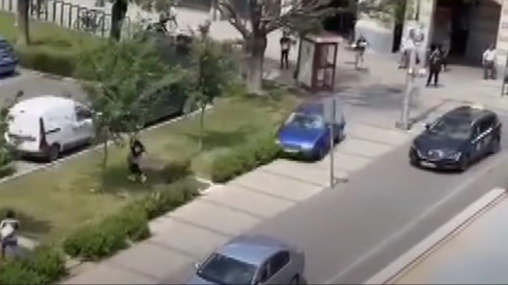 Videón, amint két embert szándékosan elgázolnak Pécsen
