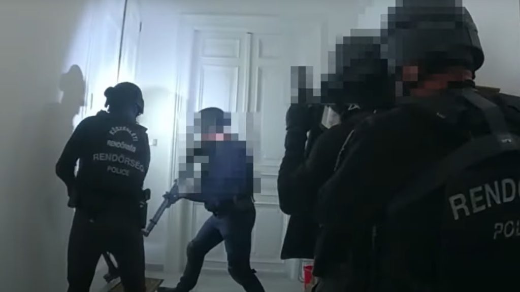Budapesten fogták el 320 milliót kaszáló unokázós csalók lengyel vezetőjét – videó
