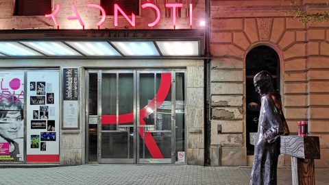 Kirúgott tanáraiknak énekeltek volt diákok a Radnótiban