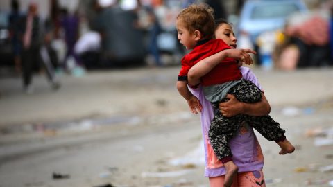 Az izraeli hadsereg szórólapokon szólította fel Rafah lakosságát az evakuációra