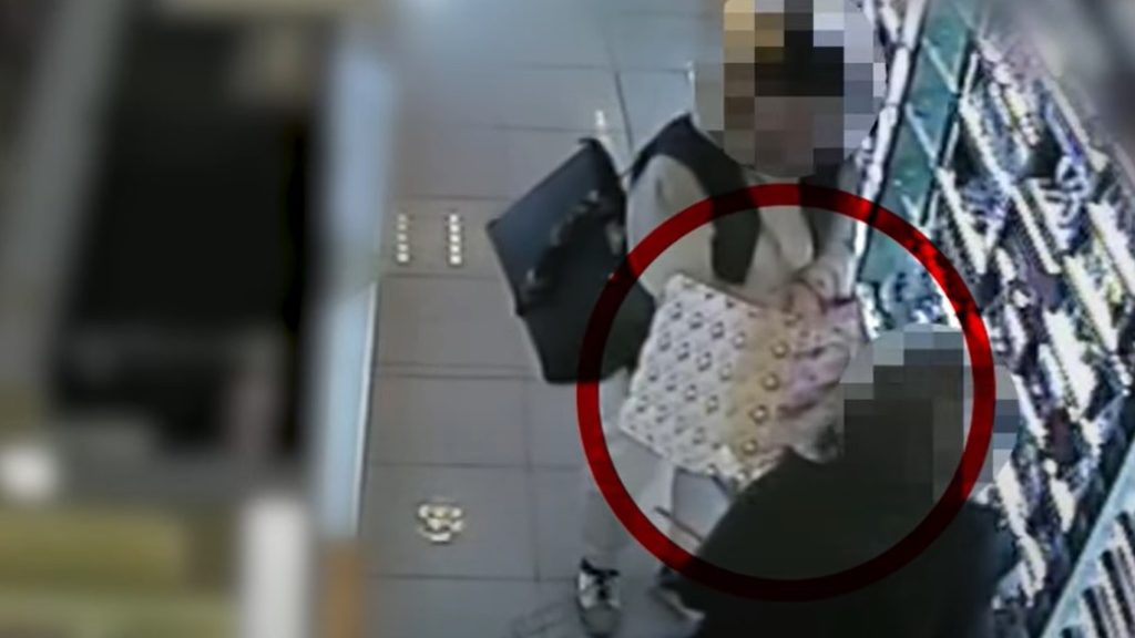 Videó, ahogy lenyúl kétmillió forintnyi parfümöt egy trió