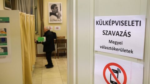 A külképviseleteken mindig kevesebben szavaznak a Fideszre és a DK-ra