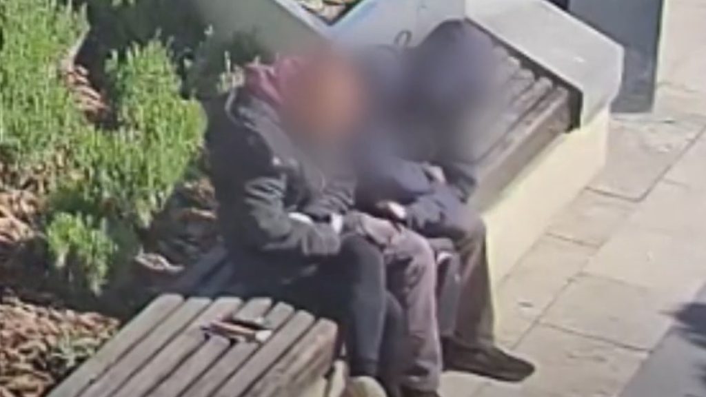 Videón, ahogy arra riad egy férfi a Nyugatinál, hogy pont kifosztja egy nő