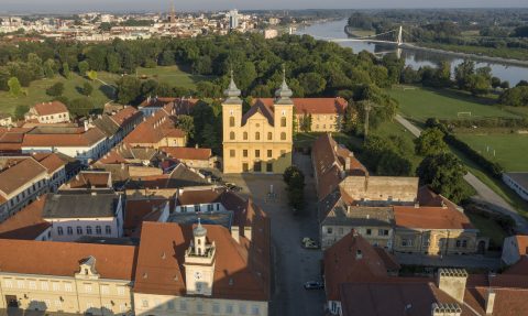 Egy egész tárat lőttek Eszéken Mészáros Lőrinc focicsapatának autójába