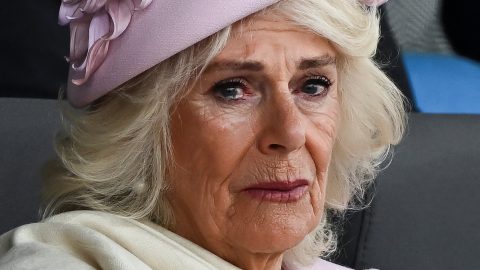 Kamilla királyné könnyes szemmel hallgatta egy veterán történetét a normandiai partraszállásról