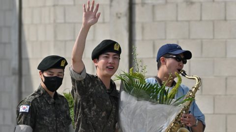 Leszerelt a BTS énekese, ennek örömére végigölelget ezer szerencsés rajongót