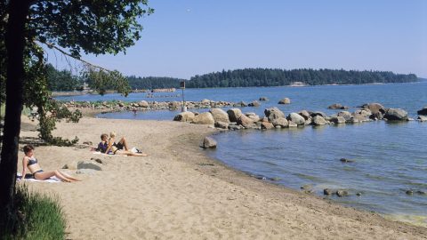 Klasszikus zenével tartják távol a bulizni vágyó fiatalokat a tengerparttól