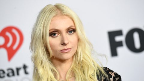 Megharapta egy denevér a Gossip Girl színésznőjét az AC/DC koncertje közben