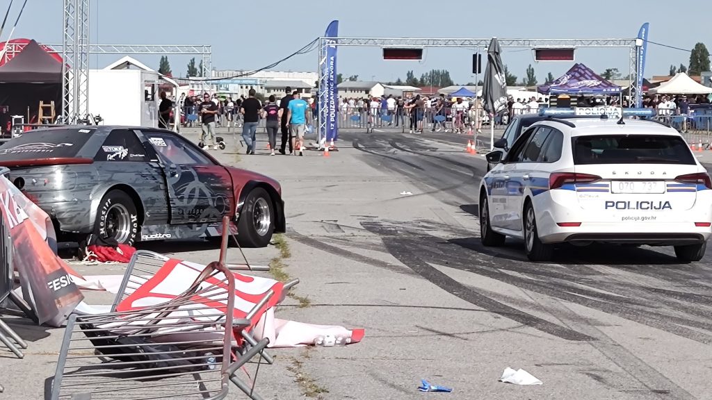 A nézők közé csapódott egy autó Eszéken egy utcai versenyen