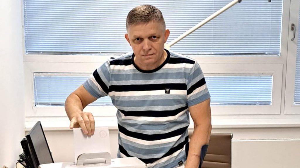 Az első fotó Ficóról a merénylet óta: kórházban szavazott a szlovák kormányfő
