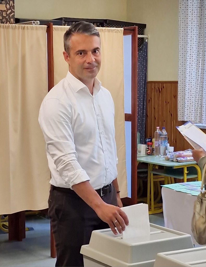 Vona Gábor büszkén szavazott az európai parlamenti választáson