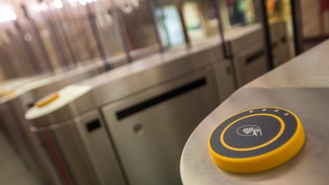 Elviszik a használhatatlan beléptető kapukat a Deák téri metróállomásról