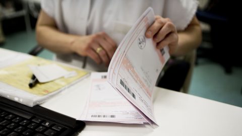 Hálapénz: csaknem 250 egészségügyi dolgozó ellen indult eljárás vesztegetés elfogadása miatt