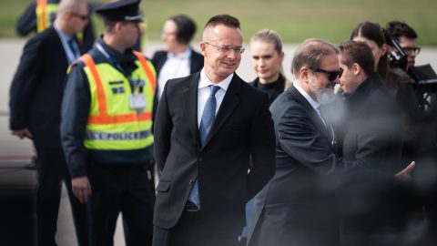 Szijjártó 16 milliárdot adott volna egy brit cégnek egy beruházásért, de Brüsszel nem engedte