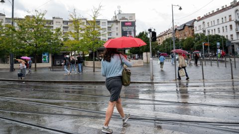 Érdemes esernyőt vinni a szavazáshoz – az egész országra figyelmeztetést adtak ki