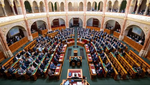 Délután egykor összeül ma a parlament