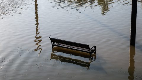 Elmossa az áradás a Pintér Béla Társulat hétvégi előadásait