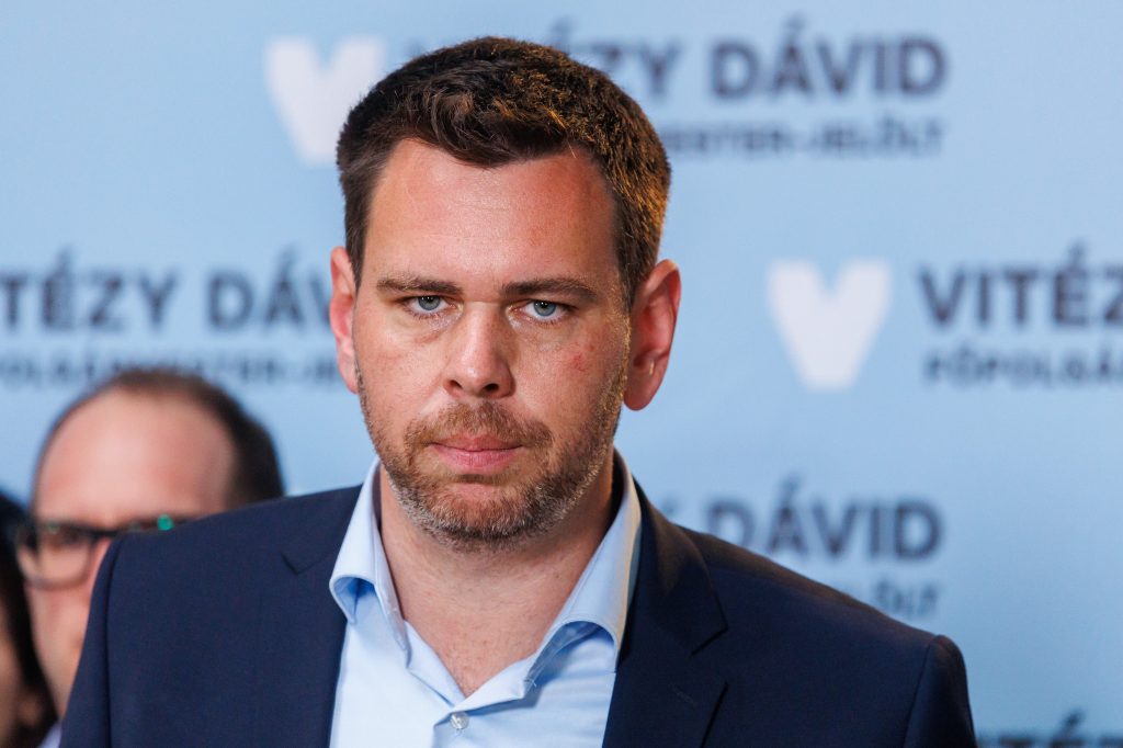 Egy kaptafára készült nyilatkozatok alapján döntött Vitézyék javára az NVB