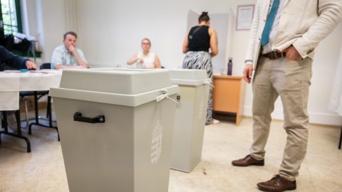 Pontosan ugyanannyi szavazatot kaptak, nemsokára jöhet is az időközi választás