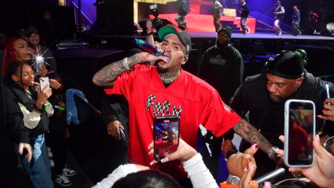 Percekig lógott a levegőben Chris Brown, mígnem egy létrával a segítségére siettek koncert közben