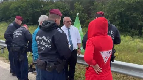 Elvezették és igazoltatták a rendőrök a gödi Samsung-gyárnál tüntető LMP-s Csárdi Antalt