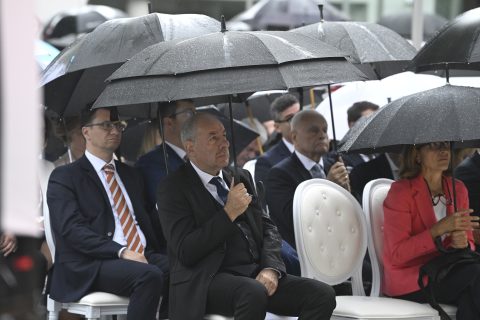 164 km/órával repesztettek Harrachék Orbán kastélyátadására
