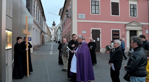 A pápához fordultak a győri hívek Veres püspök döntése miatt