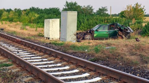 Három ember meghalt, amikor autójuk vonattal ütközött Méránál