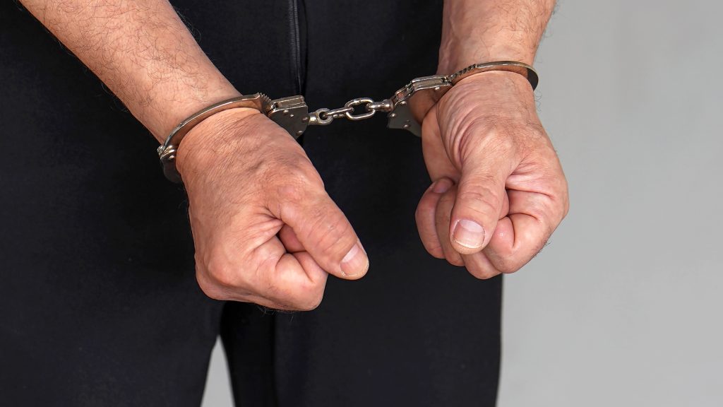 Brutálisan kiraboltak egy idős férfit: az áldozat cipőt, italokat és cigit is vett a börtönből szabadult támadójának, de hiába