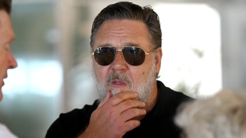Russell Crowe nem hisz a túlvilágban, de elgondolkodott, miután 40 kakadu meglátogatta őt apja halála után