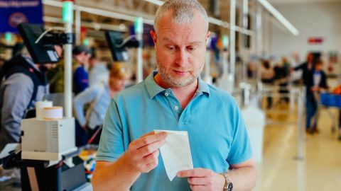 Bevásárlólista helyett harci listát talált egy bolt parkolójában a férfi