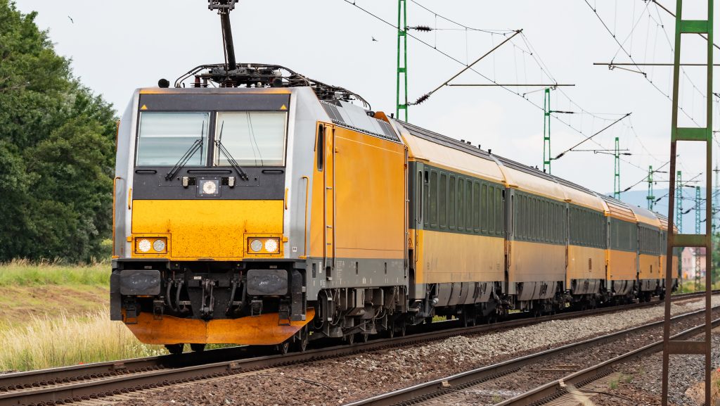 Tehervonat ütközött személyvonattal Csehországban, többen meghaltak