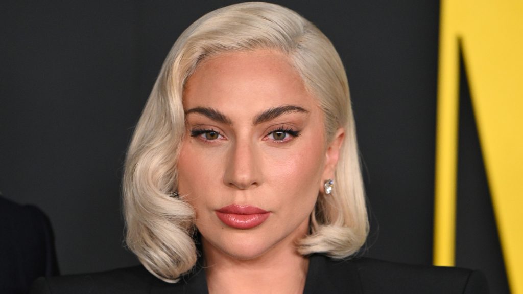 Lady Gaga fejdíszével minimum 3 tévéadás is befogható lenne