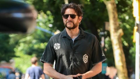 Bradley Cooper részlegesen leborotvált szakálla több kérdést is felvet