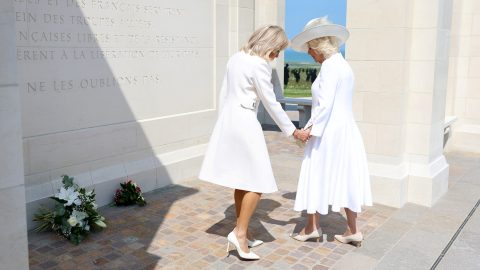 Kínos pillanatokat élt át Brigitte Macron és Kamilla, miután a francia first lady megpróbálta megfogni a királyné kezét a normandiai D-nap emlékműnél
