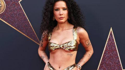 Halsey vörös szőnyeges ruhája A Jedi visszatér egyik jól ismert jelenetében is megállta volna a helyét