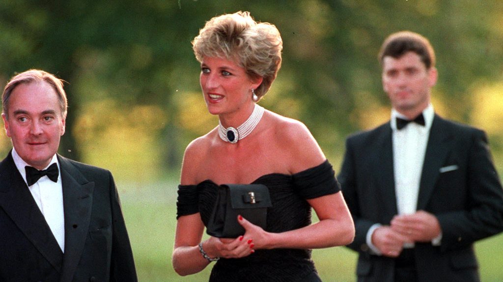 Károly fizette a ruhát, amiben felesége revansot vett rajta – Diana 30 éve viselte ikonikussá vált bosszúruháját