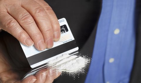 Önkívületi állapotban őrjöngött, majd leszúrta magát egy 22 éves budapesti fiatal, miután LSD-t és marihuánát fogyasztott a házibuliban