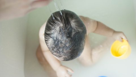 Vízbe fulladt egy kétéves gyerek, amíg a nevelőanyja bement a házba törölközőért