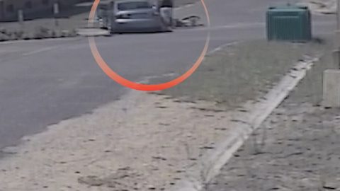 Videón, ahogy a gázoló lazán sorsára hagyja a súlyosan megsérült biciklist