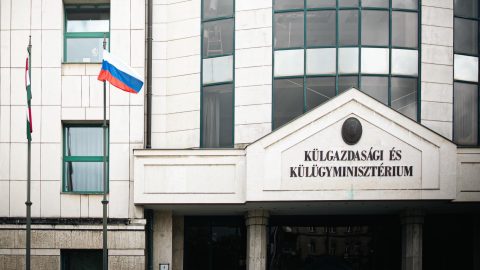 Felhúzta az orosz lobogót a Külügyminisztérium előtt a Momentum