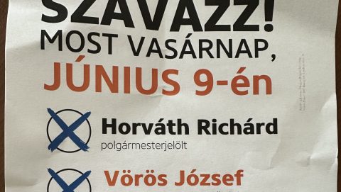 A pártból kizárt hatvani polgármesterrel reklámozza a Fidesz a saját jelöltjeit