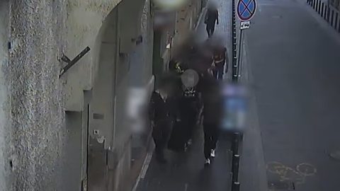 Vádat emeltek az embercsempészek ellen, akik hagytak meghalni egy indiai férfit a Ferenc körúton