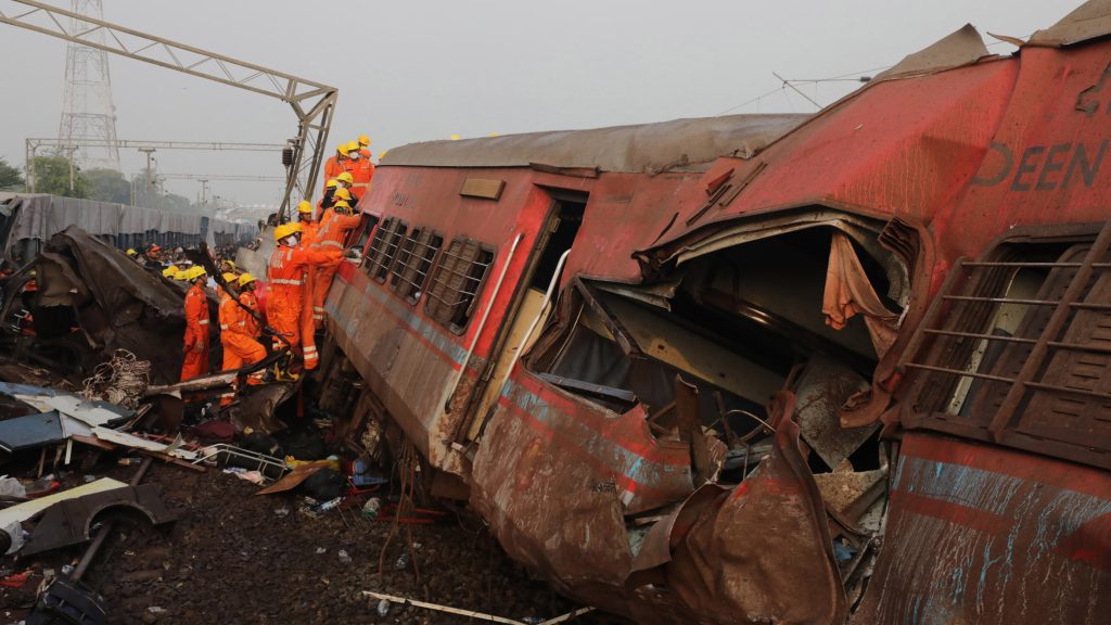 Súlyos vonatbaleset Indiában, sokan meghaltak