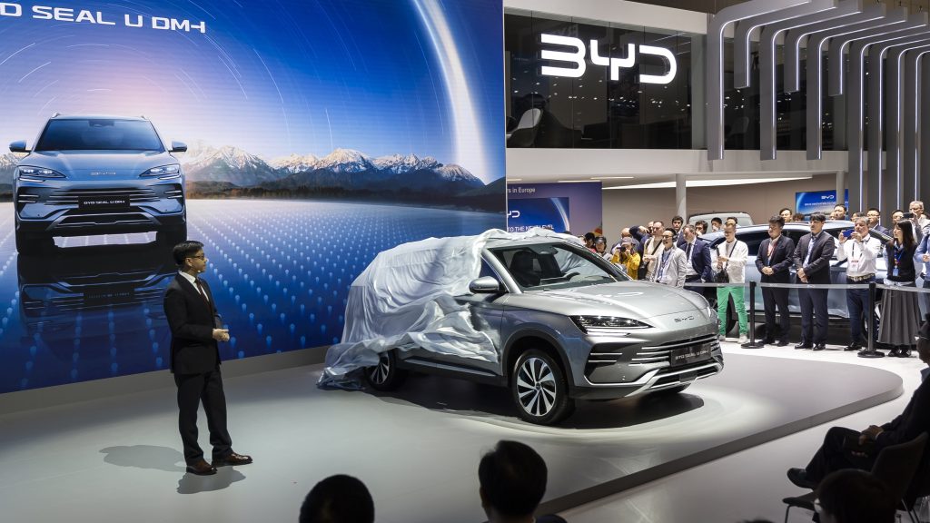 La industria del automóvil y los fabricantes de baterías podrían sufrir una serie de golpes, y China ya amenaza