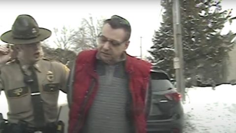 Nagyösszegű kártérítést kapott a férfi, akit azért tartóztattak le, mert középső ujját mutatta egy rendőrnek