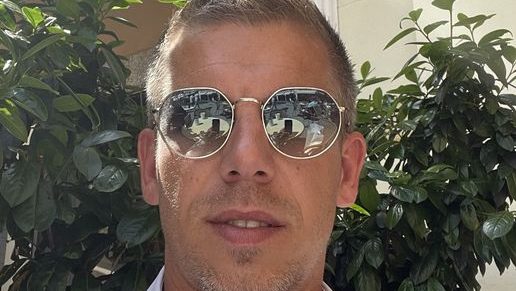 Magyar Péter bulizott a belvárosban, de provokátorba ütközött, kivezették a szórakozóhelyről