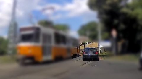 Videó: Új dimenzióba emelte az ámokfutást egy villamossíneken menekülő autós Budapesten