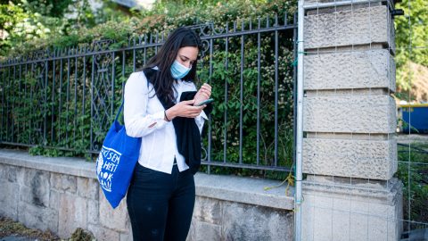Korlátozná a mobiltelefon használatát a kormány az iskolákban